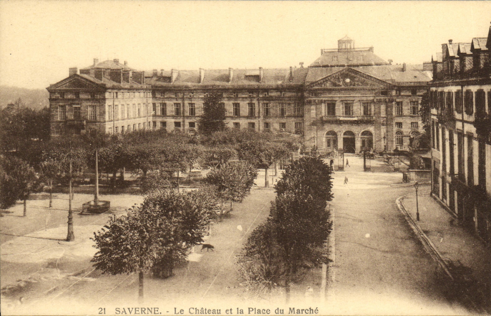 CPA Saverne Le Chateau et la Place du Marche