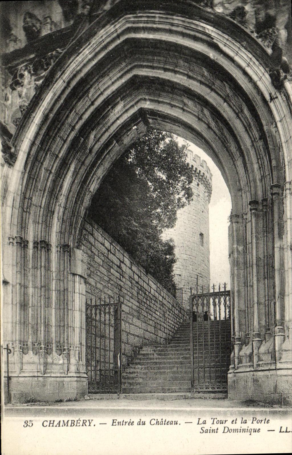 CPA Chambery Entree du Chateau la tour et la Porte Saint Dominique