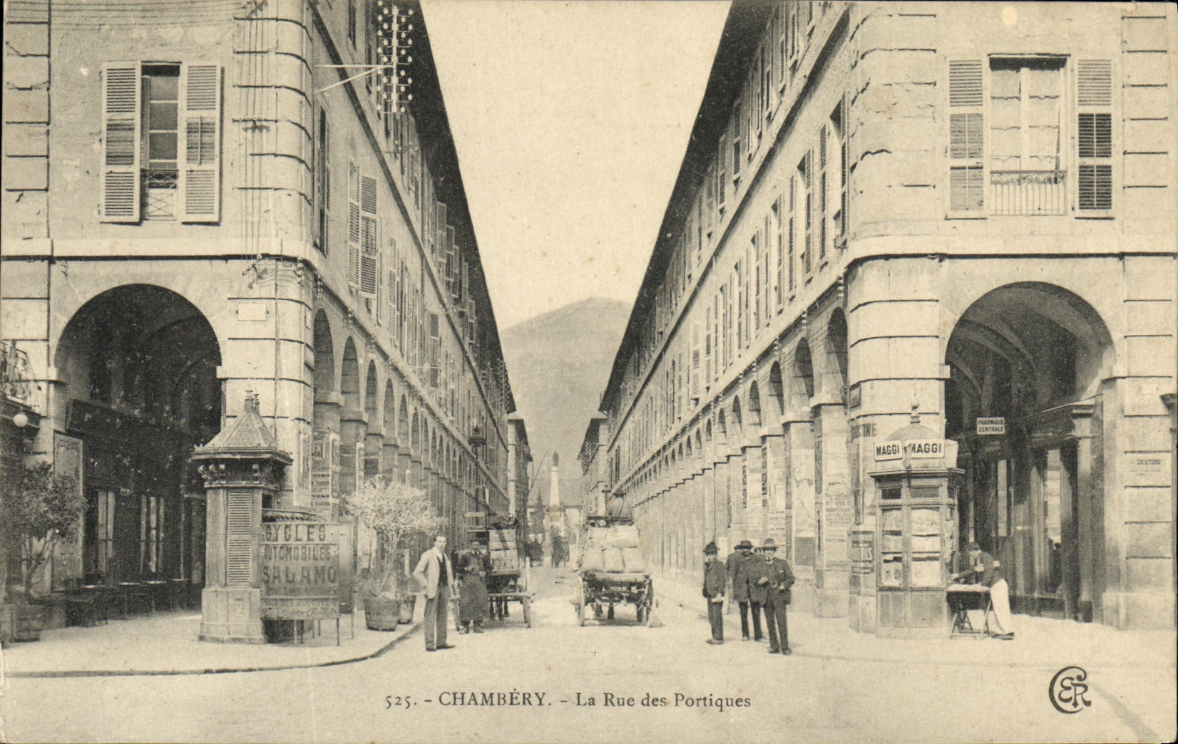CPA Chambery La Rue des Portiques bonne animation Maggi