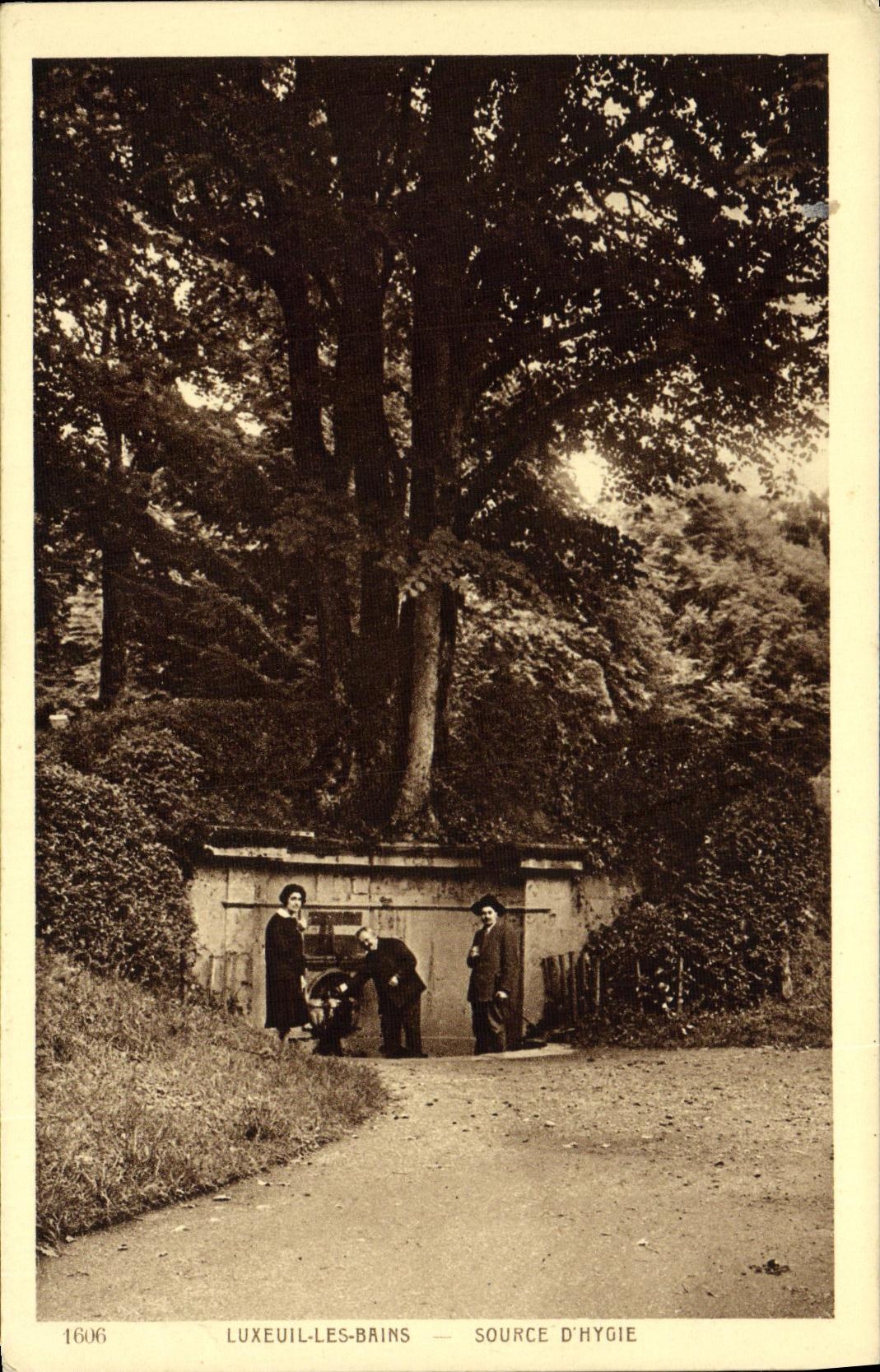 VINTAGE POSTCARD Luxeuil Les Bains Source D Hygie