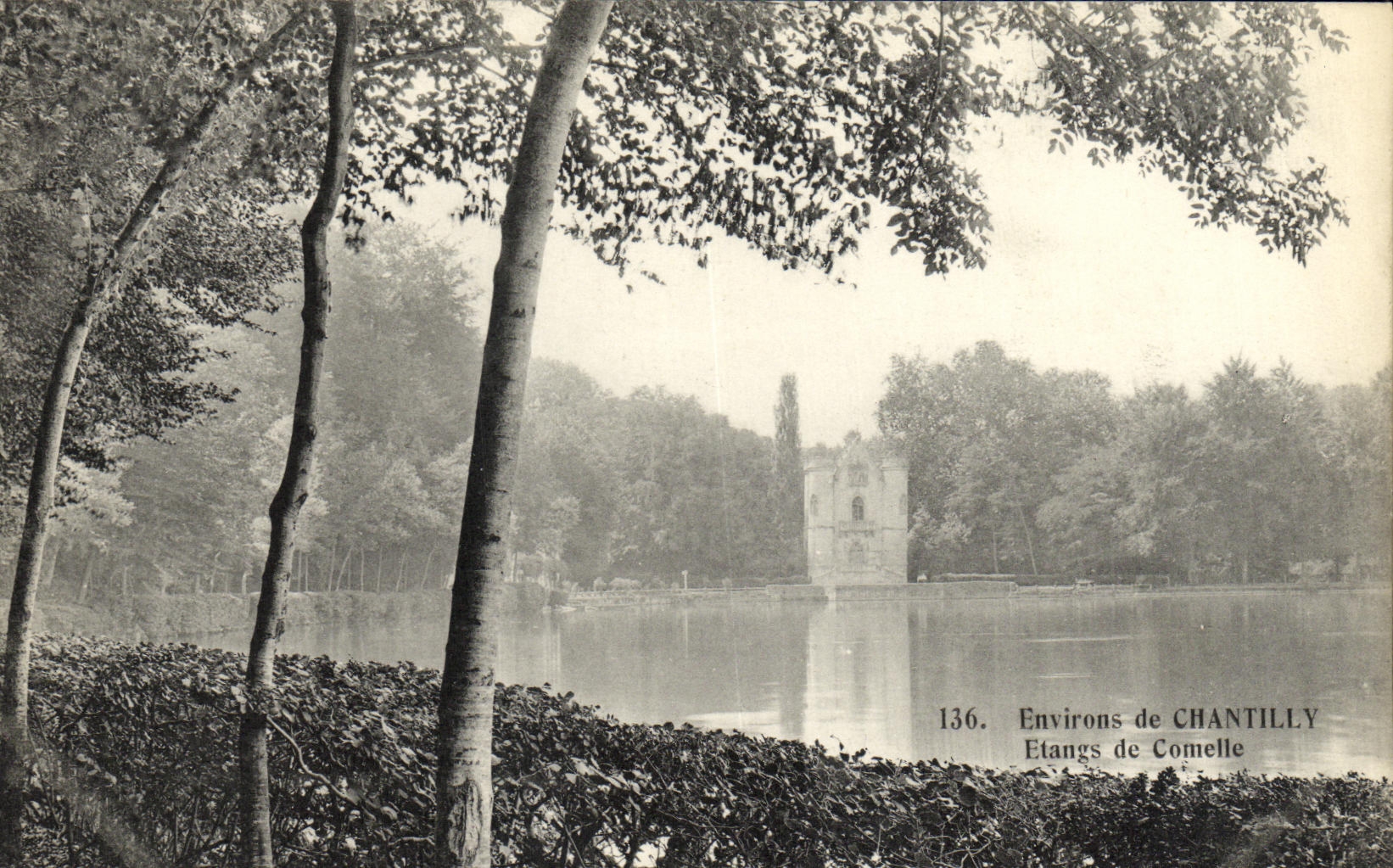 Alrededores de la POSTAL de la VENDIMIA de las charcas de Chantilly de Comelle