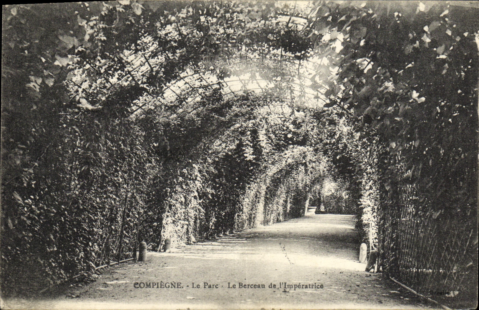 CPA Compiegne Le Parc Le Berceau de L Imperatrice