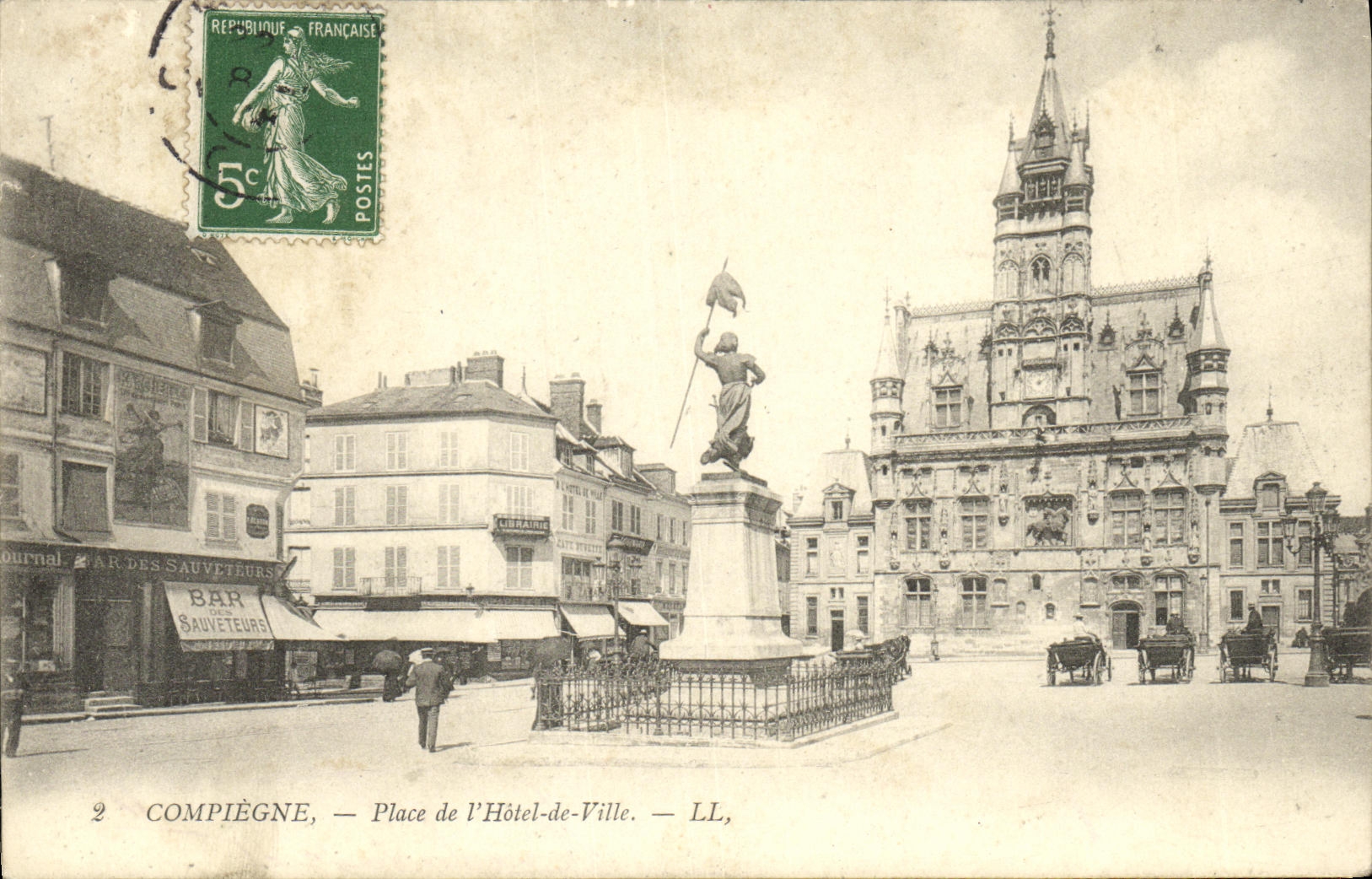 CPA Compiegne Place de L Hotel de Ville