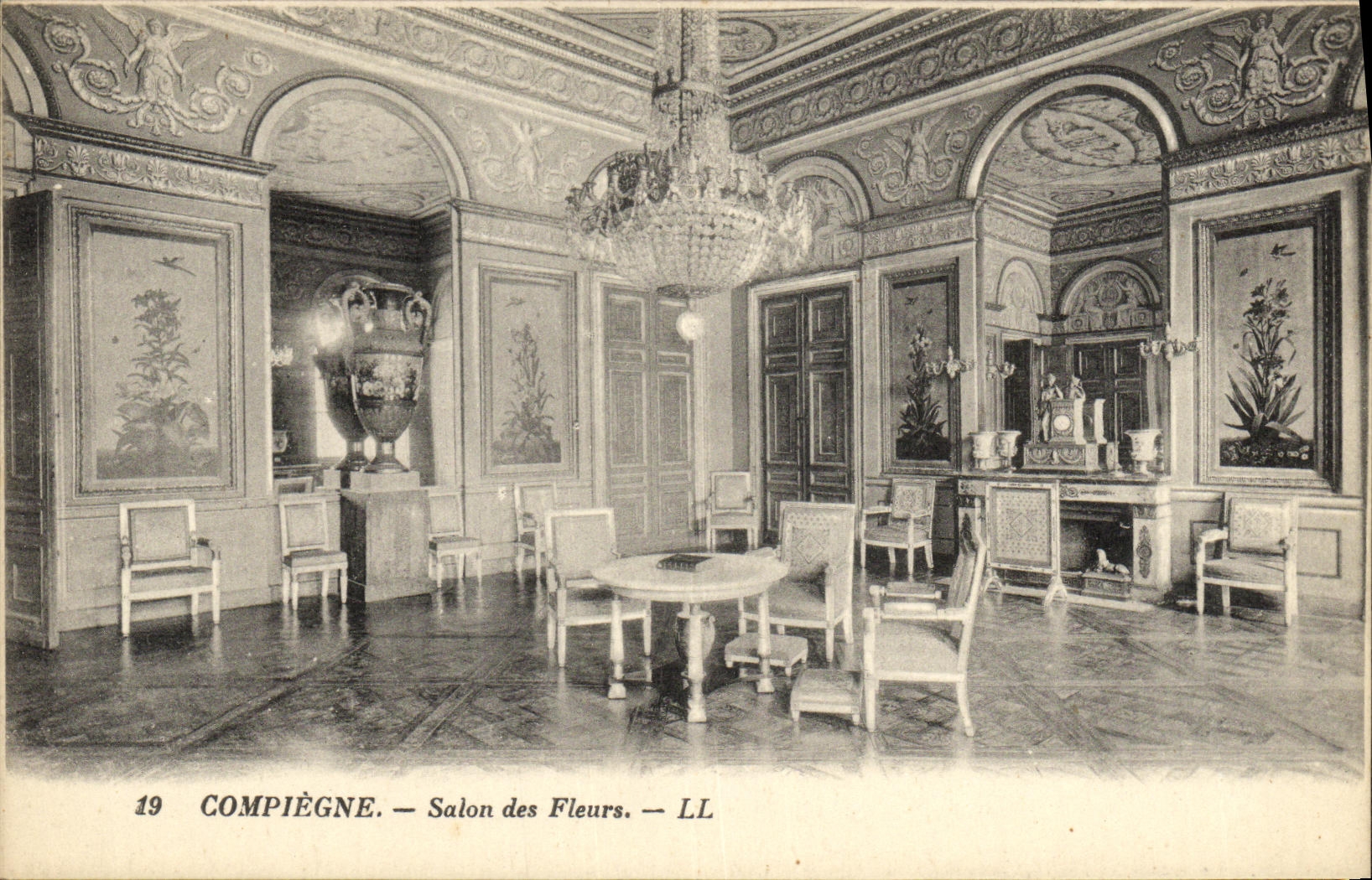 CPA Compiegne Salon des Fleurs