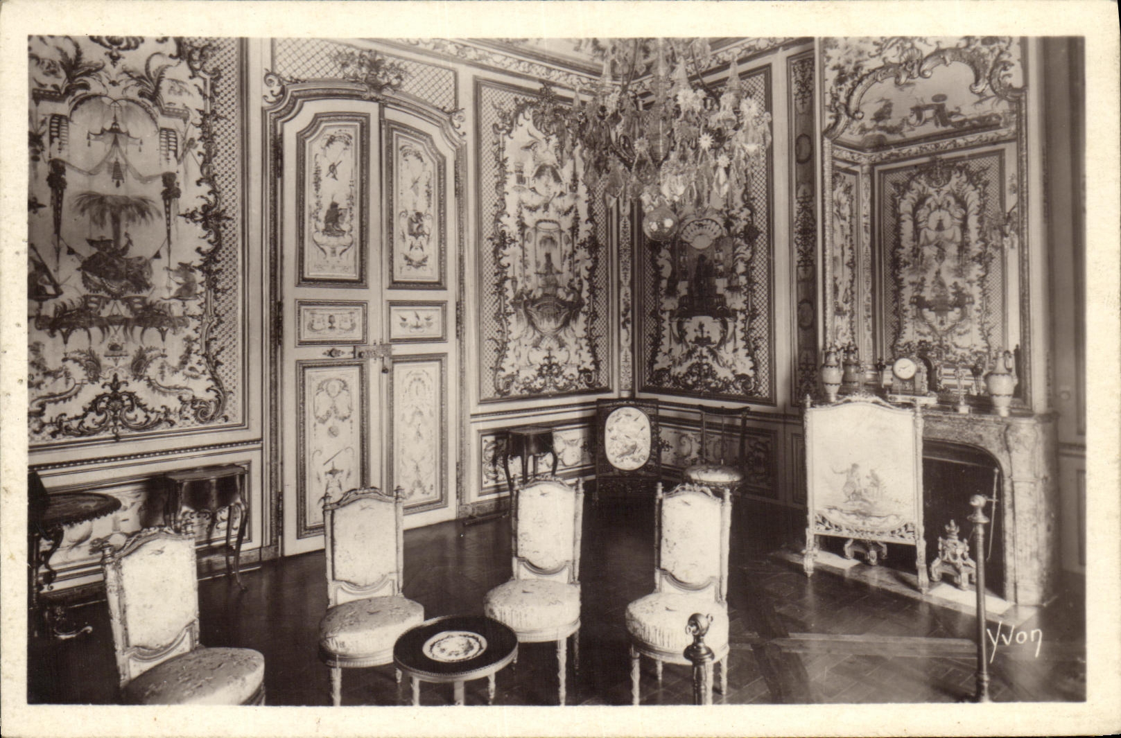 VINTAGE POSTCARD Castle of Chantilly great singery