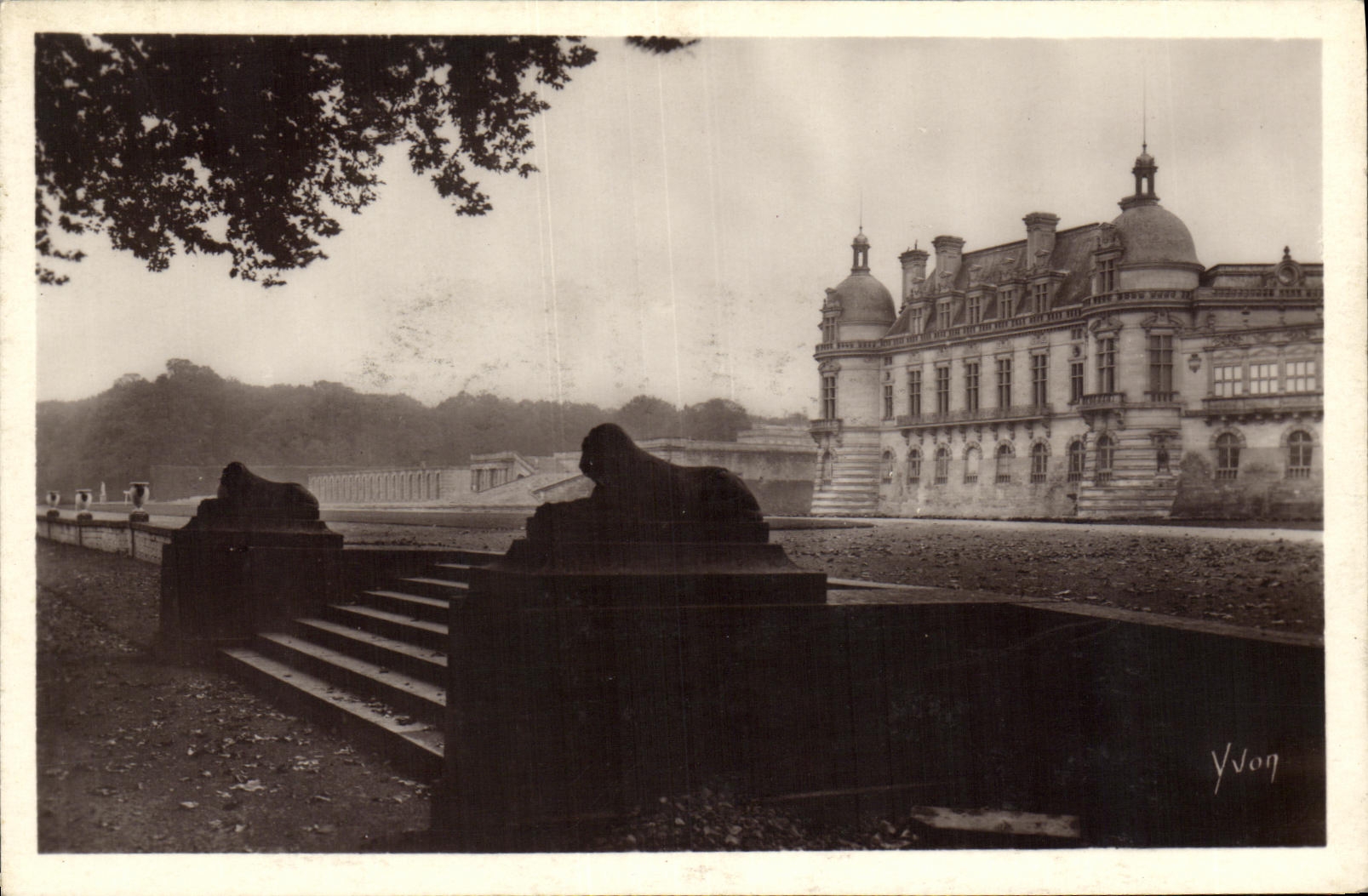 VINTAGE POSTCARD Castle the Castle seen of the Park