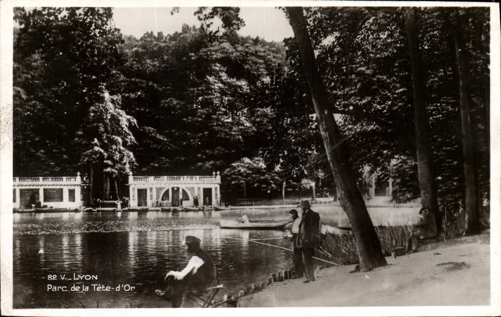 VINTAGE POSTCARD Lyon Park of the head D gold