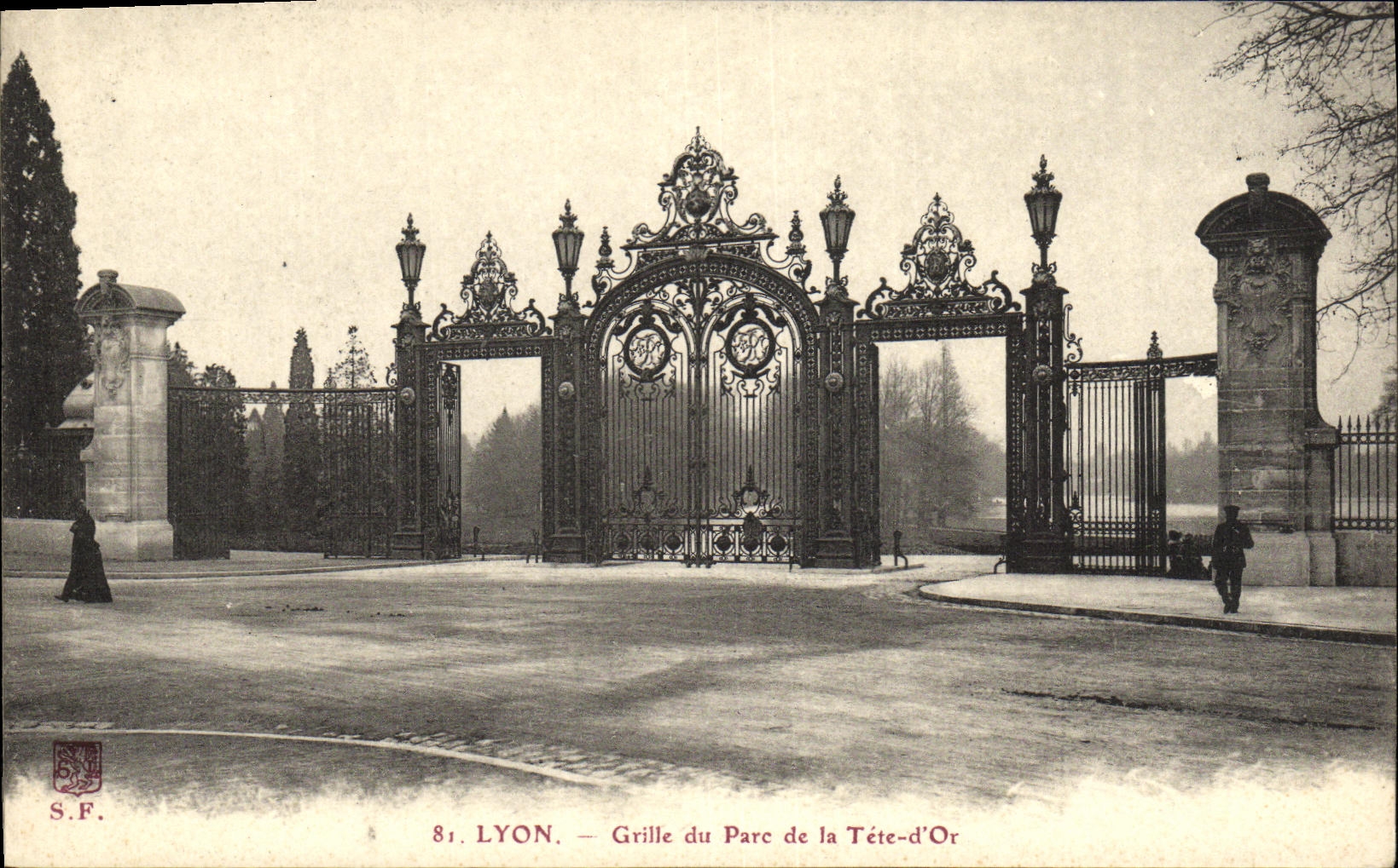 VINTAGE POSTCARD Lyon Roasts Park of the Head D Or