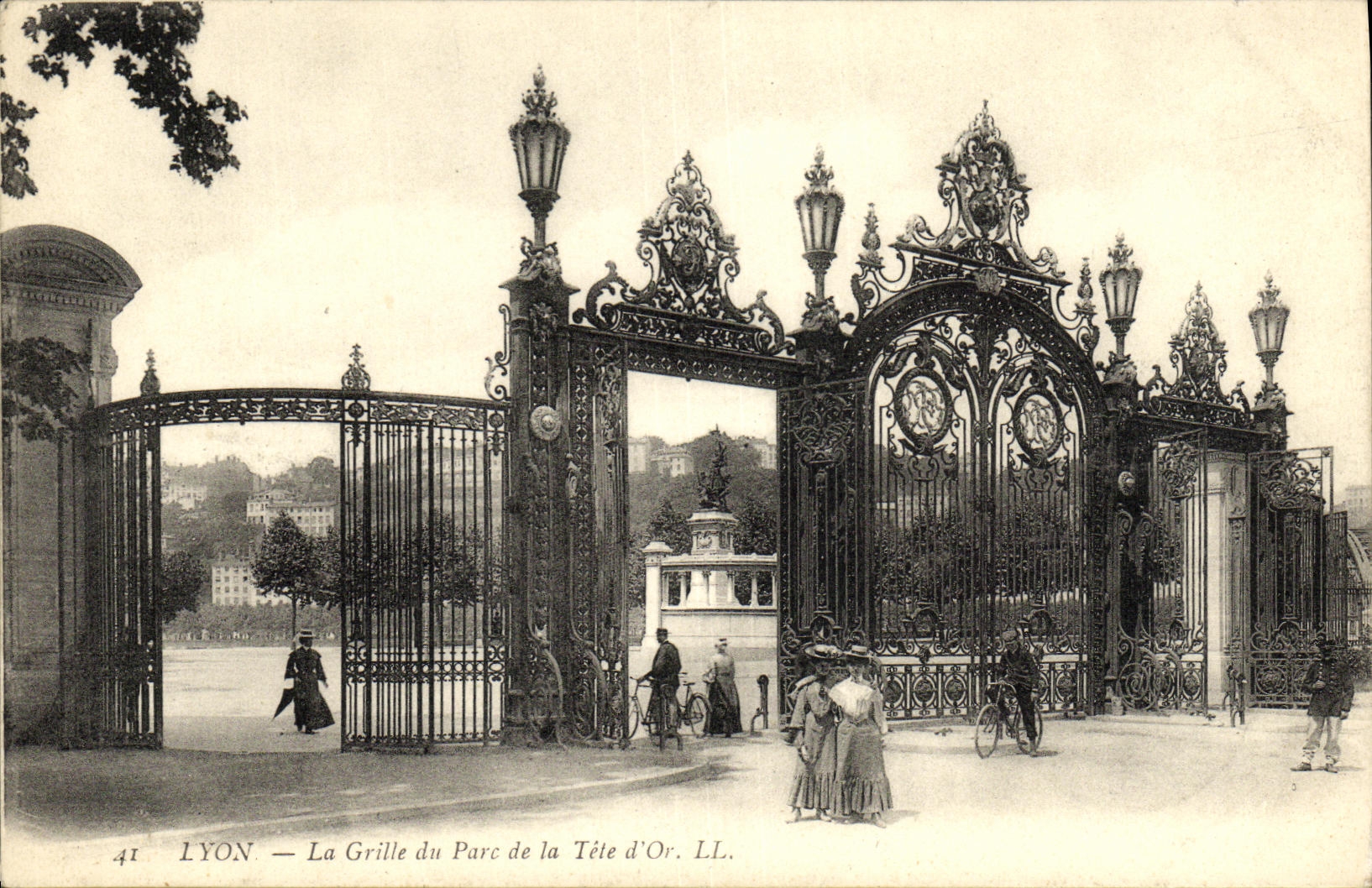 VINTAGE POSTCARD Lyon the Grid of the Park of the Head D Gold