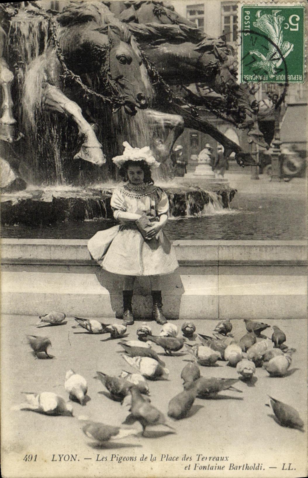 VINTAGE POSTCARD Lyon Pigeons of the Place of the Composts and Fountain Bartholdi Child