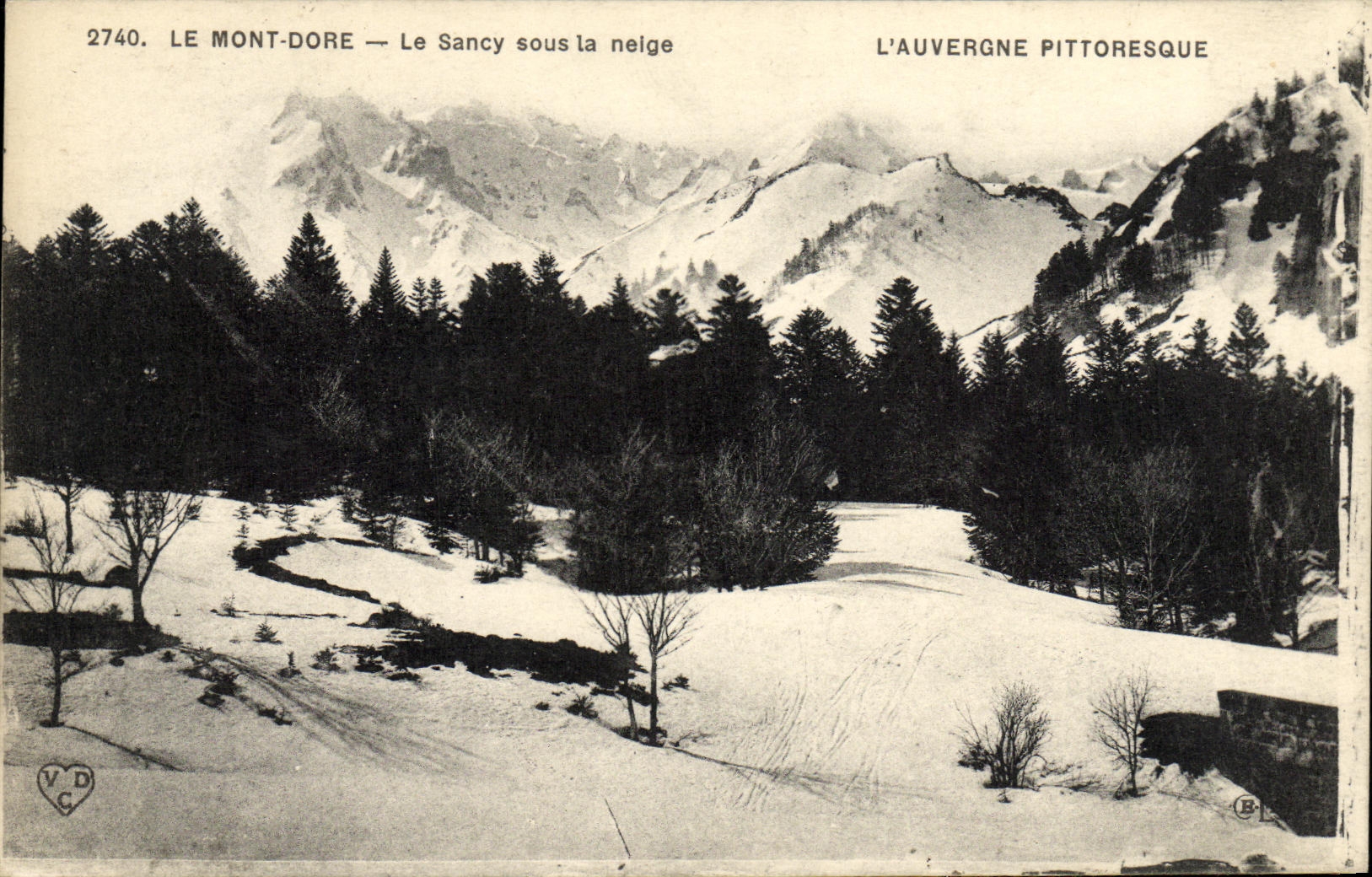 VINTAGE POSTCARD the Mount Gilds Sancy under snow