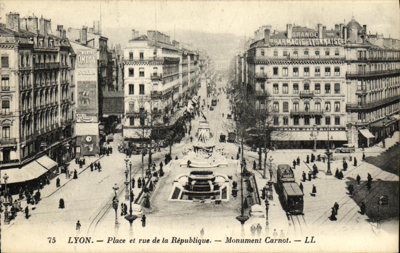 VINTAGE POSTCARD Lyon Places and street of the Republic Carnot Monument