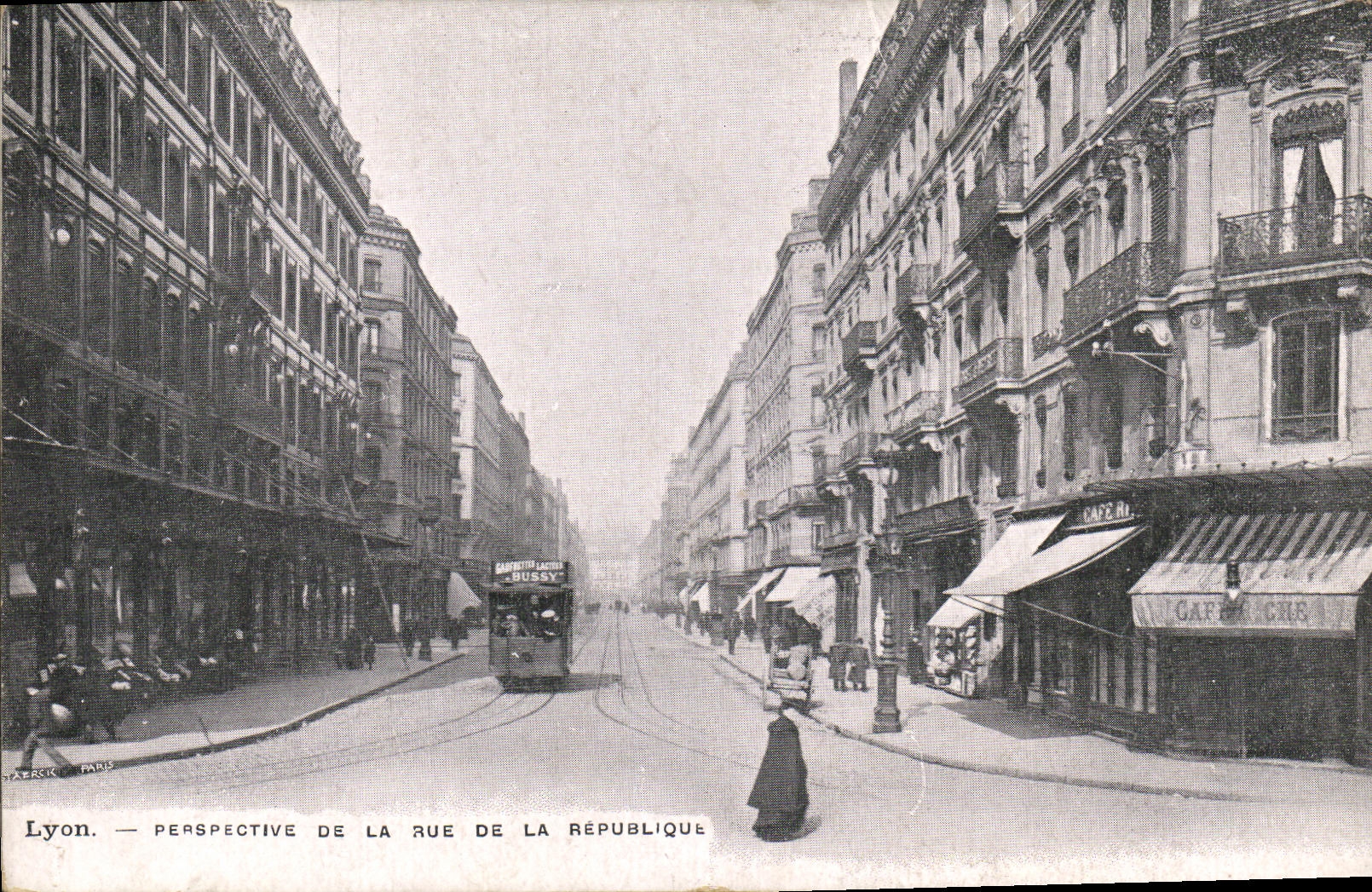 VINTAGE POSTCARD Lyon View of the street of the Republic Tram
