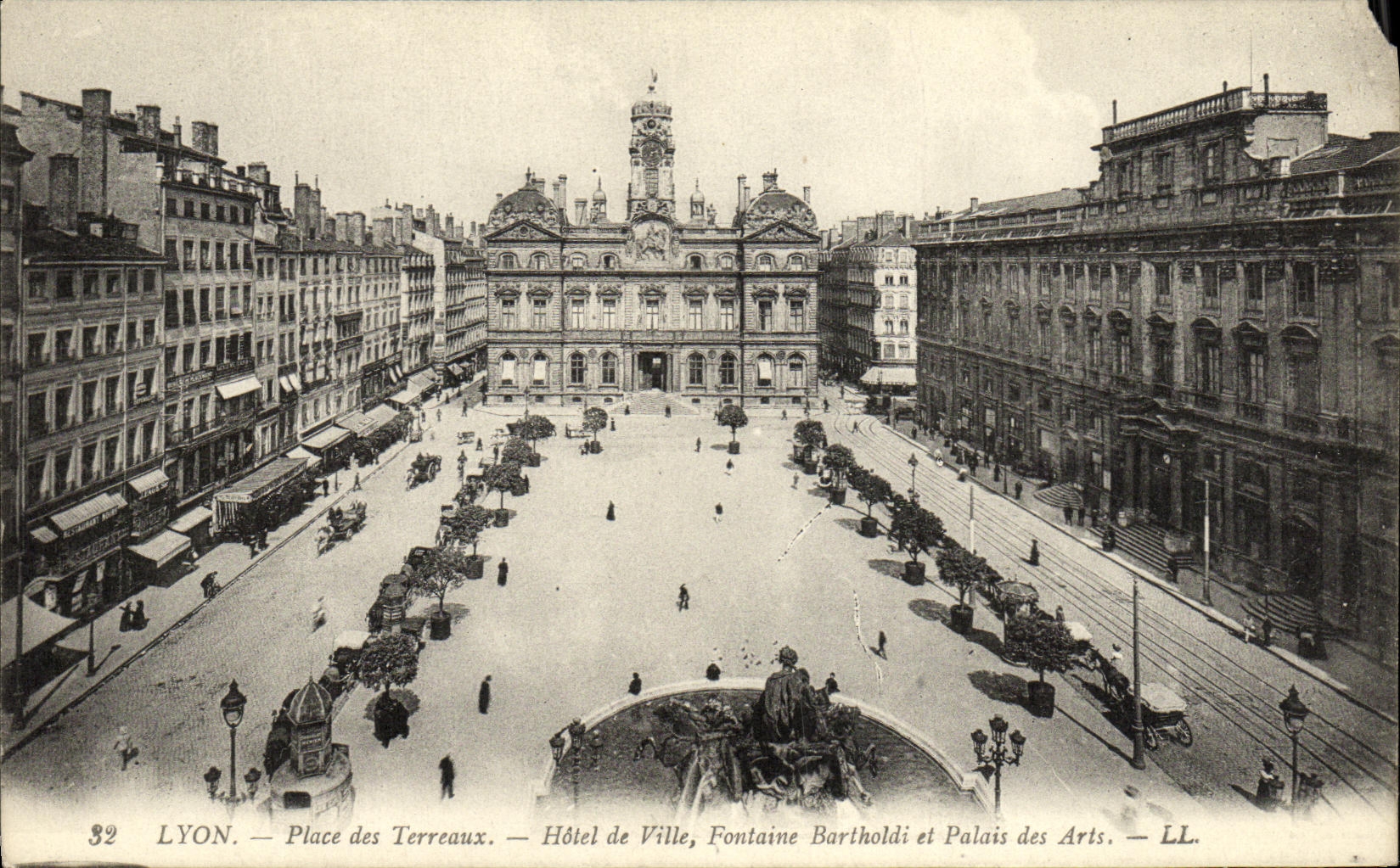 VINTAGE POSTCARD Lyon Places Composts Town hall Bartholdi Fountain and palate of Arts