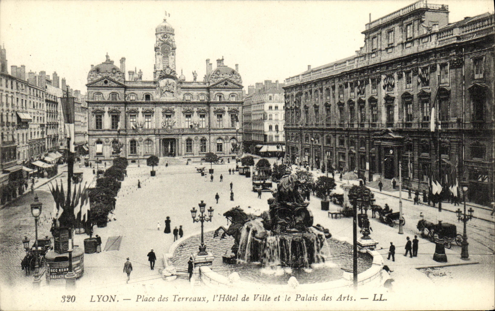 VINTAGE POSTCARD Lyon Places Composts and L Town hall and the palate of Arts
