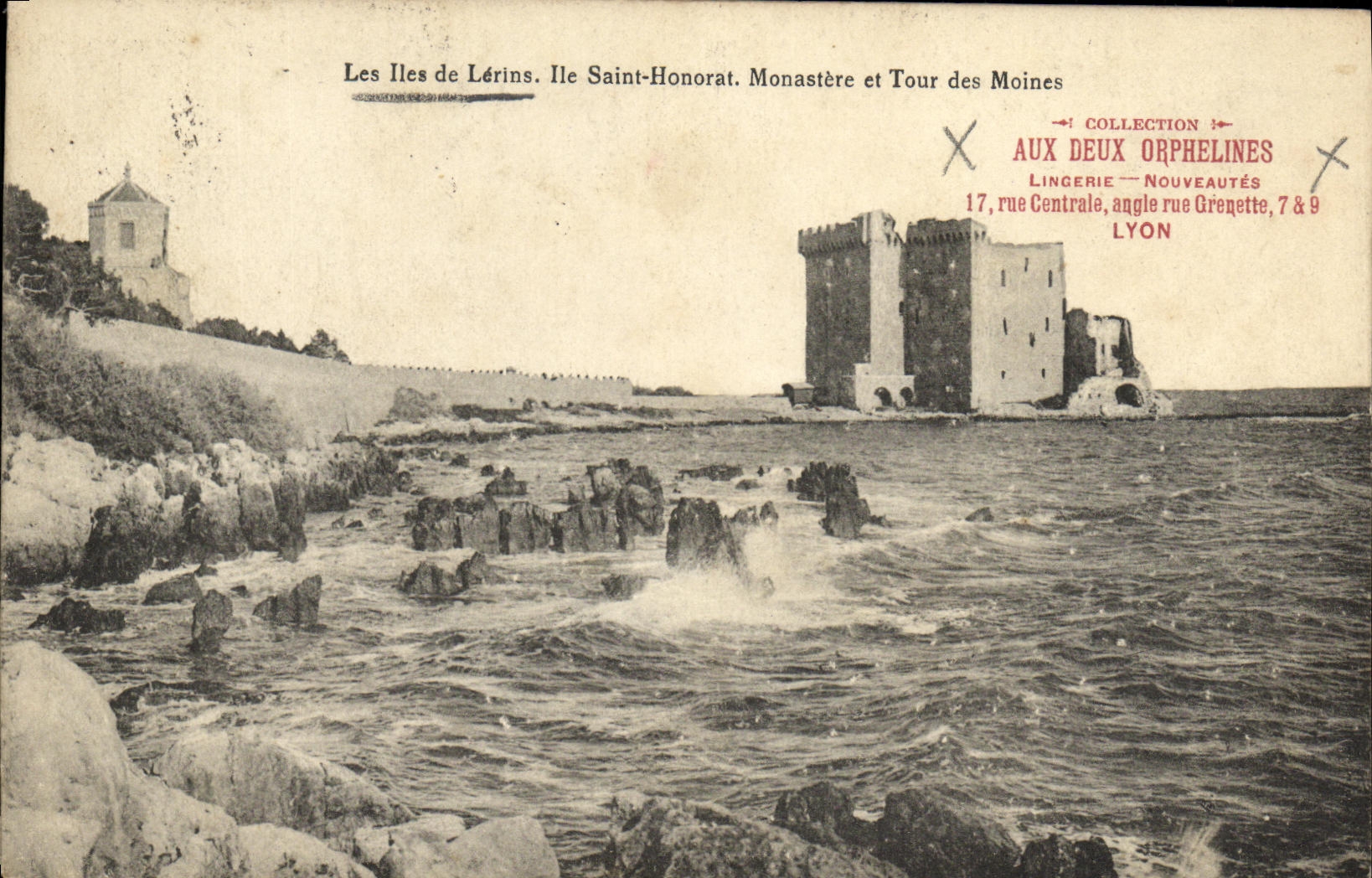 CPA Les iles de Lerins Ile Saint Honorat Monastere et tour des Moines