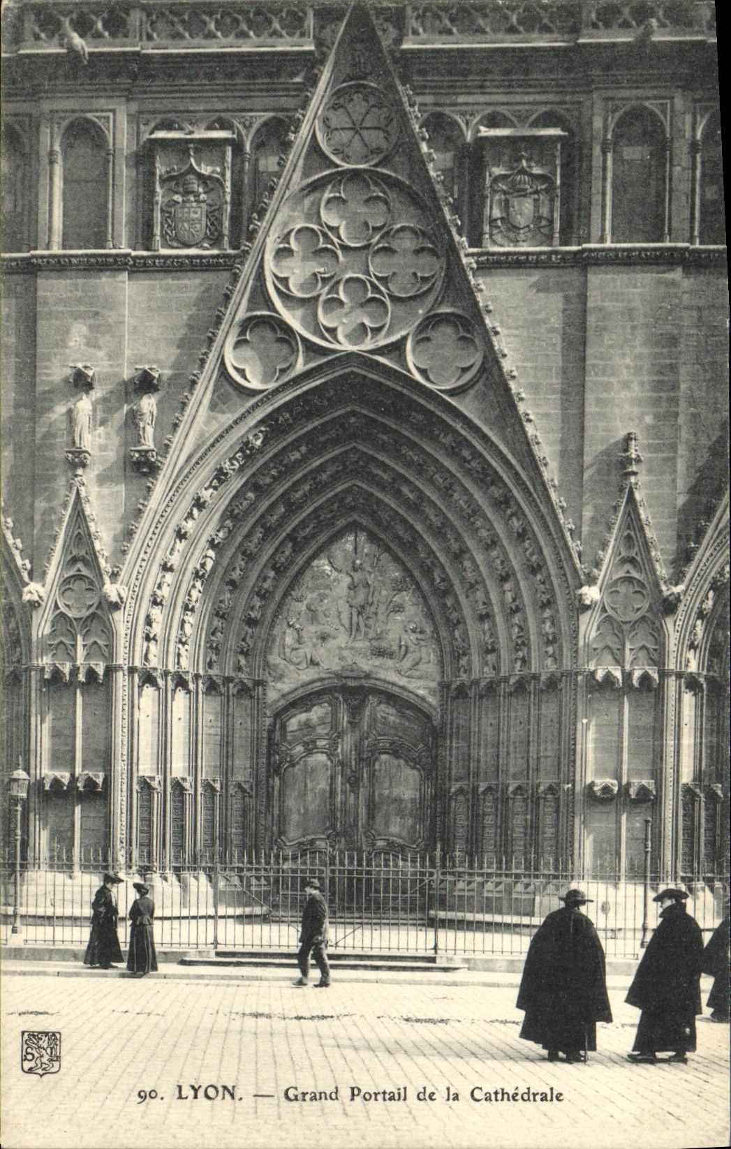 VINTAGE POSTCARD Lyon Large Gate of the Cathedral