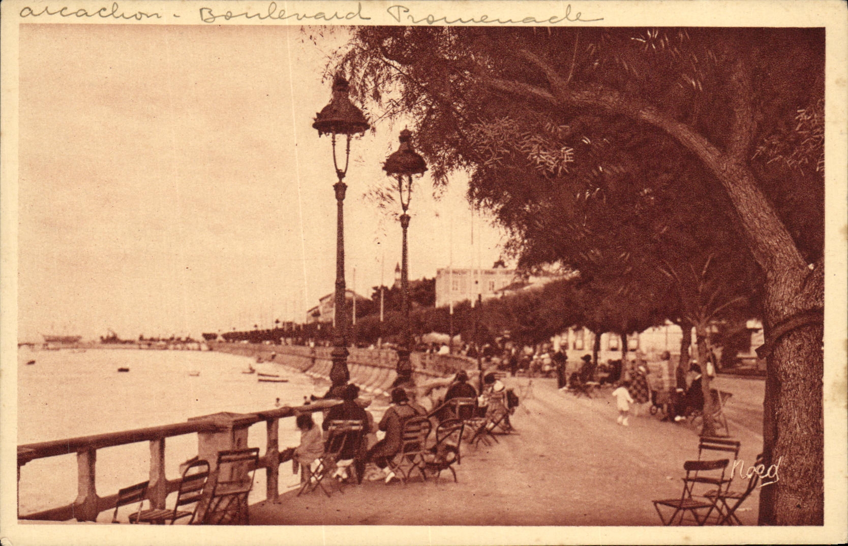 VINTAGE POSTCARD Arcachon Boulevard Walk