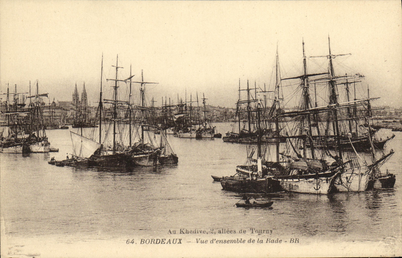 CPA Bordeaux Vue d ensemble de la rade Bateaux