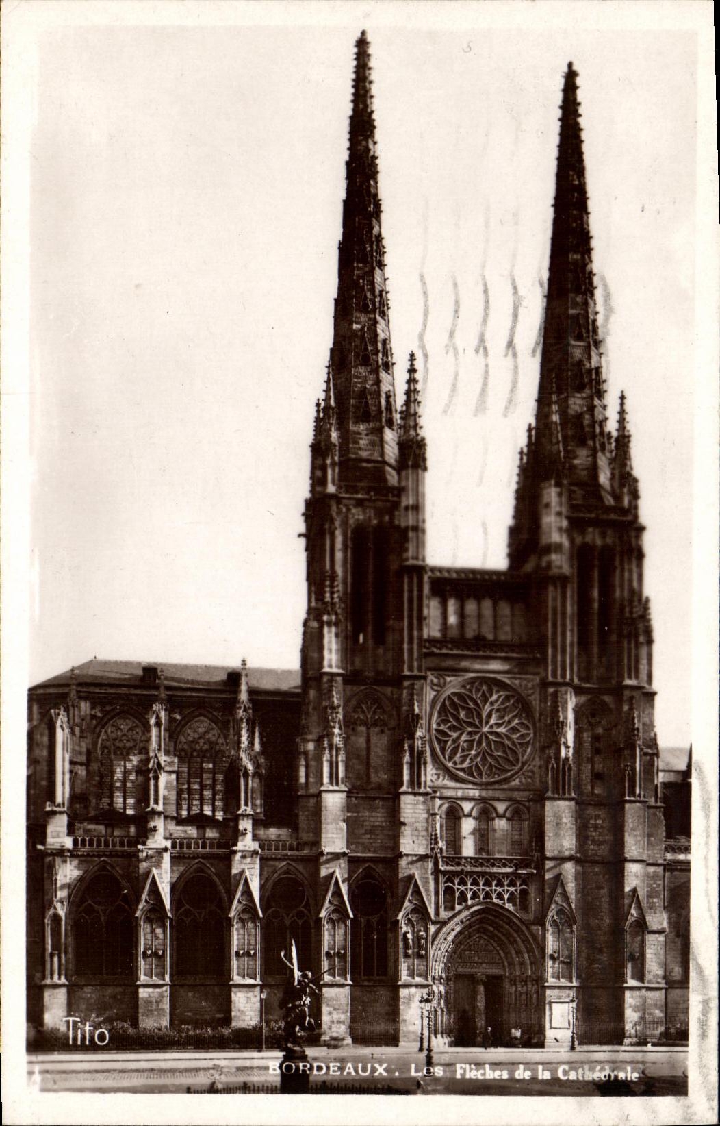 CPA Bordeaux Les fleches de la cathedrale