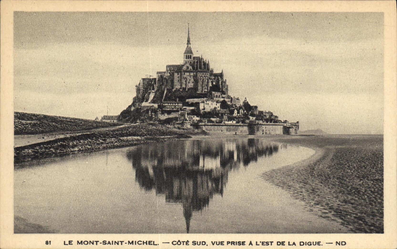 CPA Mont Saint Michel Cote Sud Vue Prise a l Est de la digue