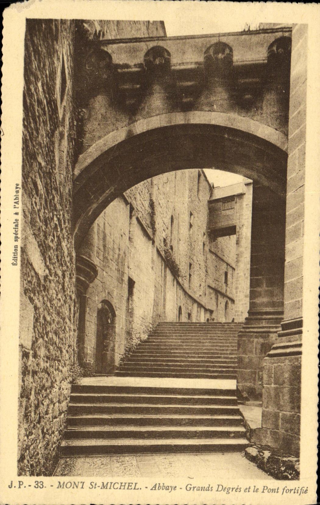 CPA Mont Saint Michel Abbaye Grands Degres et le Pont fortifie