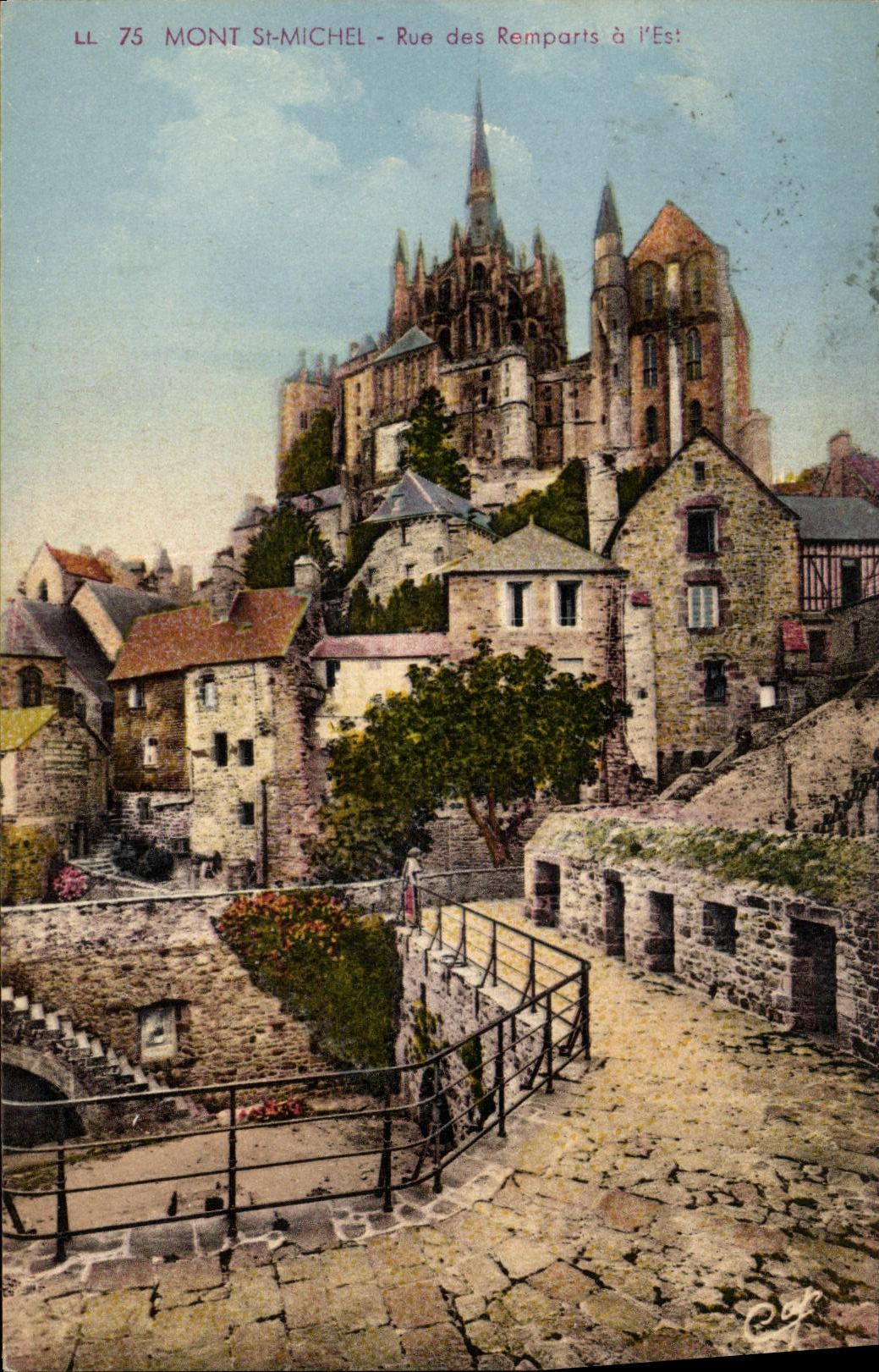 CPA La Mont Saint Michel Rue des Remparts a l Est