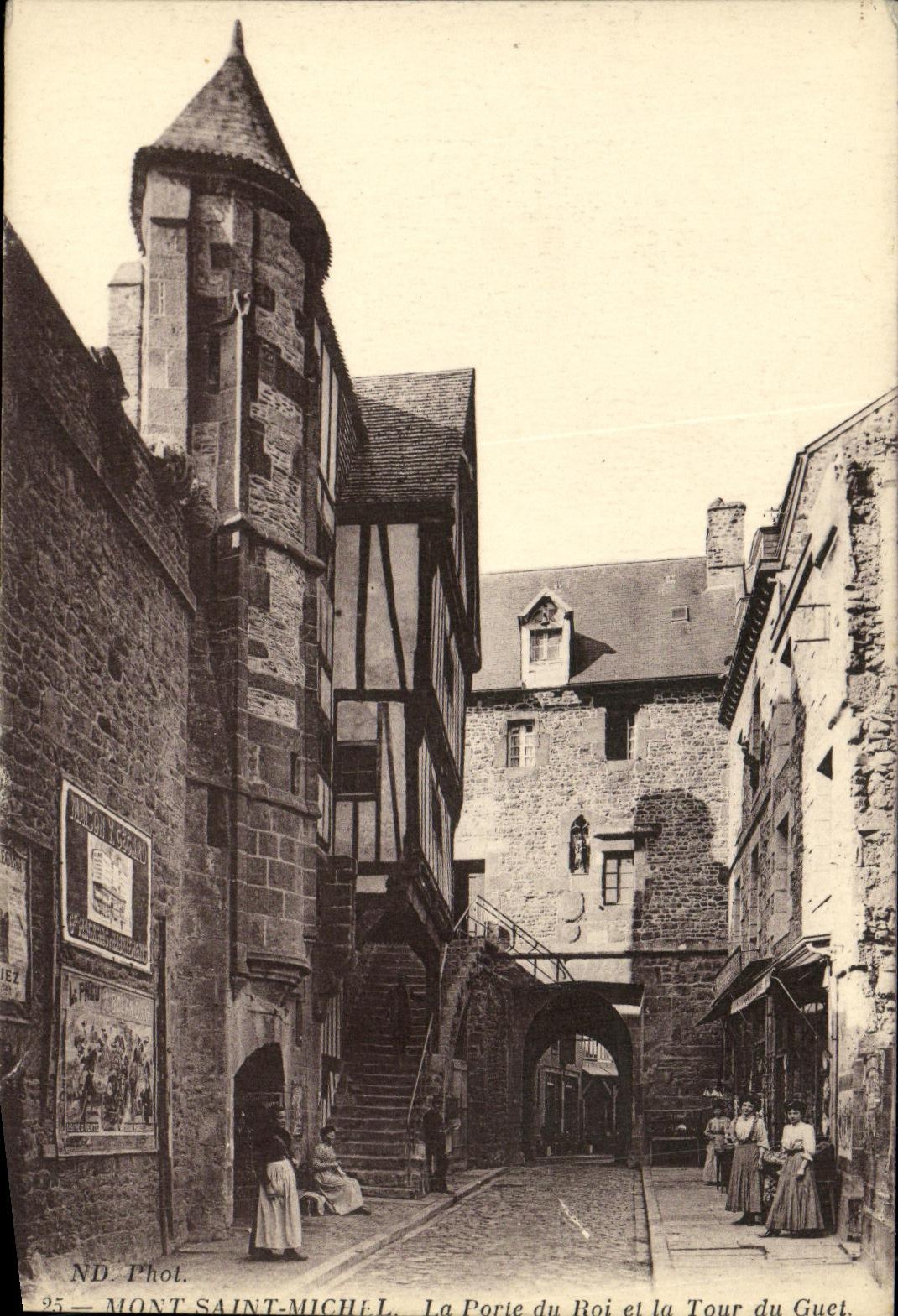 CPA La Mont Saint Michel La porte du roi et la tour du Guet