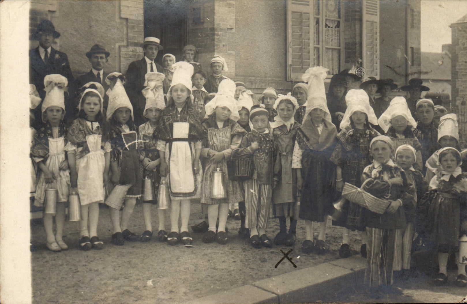 Postal photo folklore de los ninos de Avranches