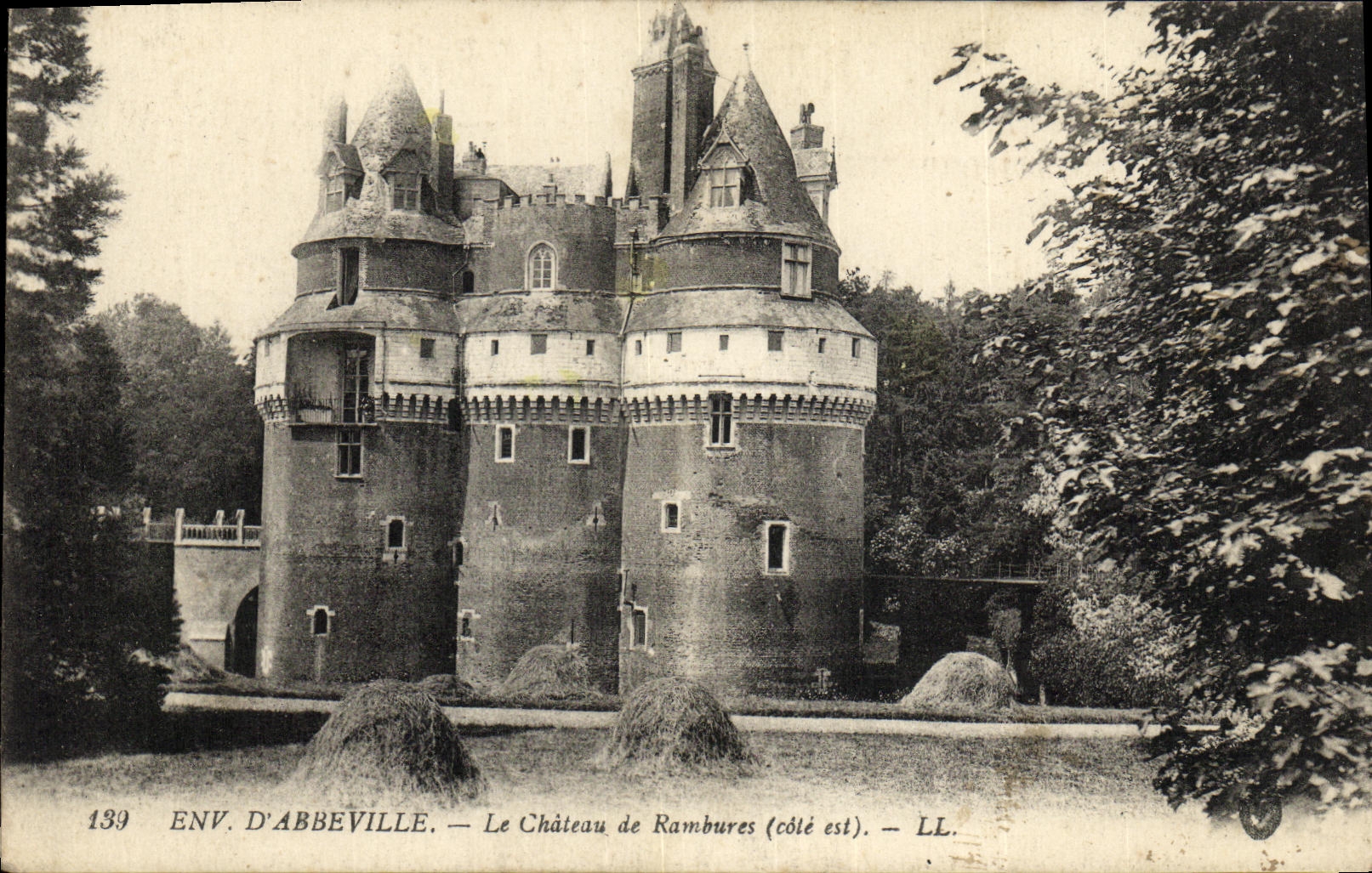 VINTAGE POSTCARD Surroundings D Abbeville the Castle of Rambures
