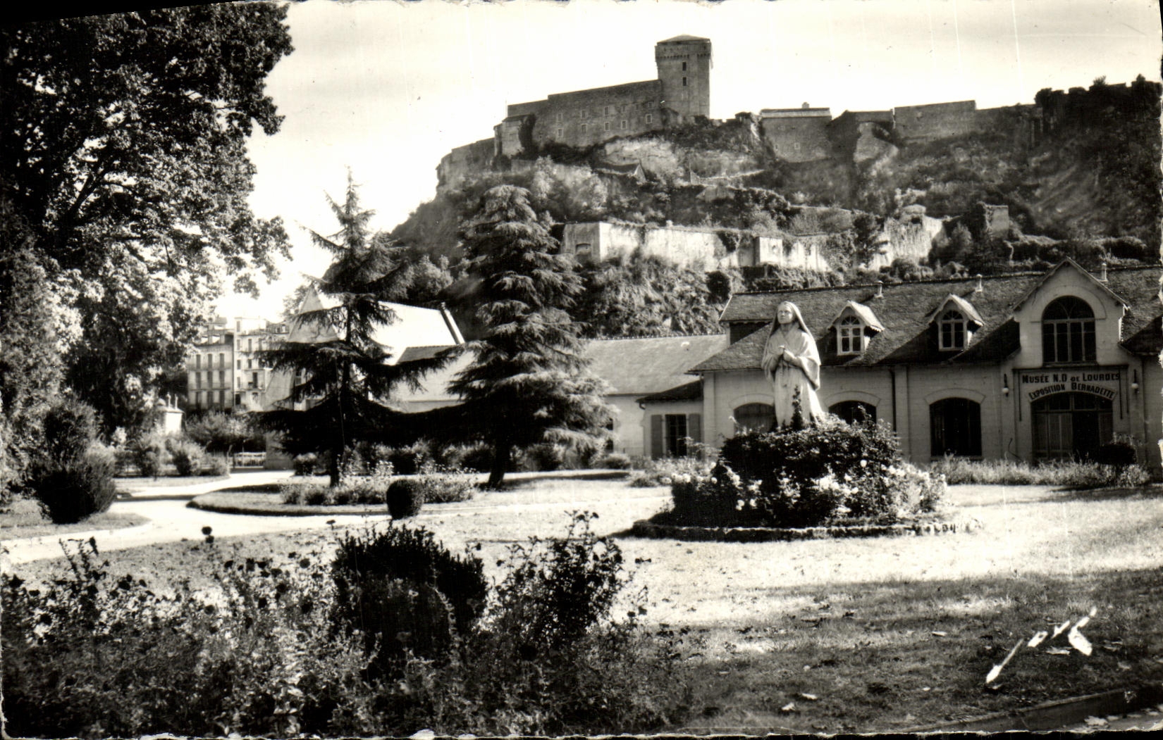 CPM Lourdes Musee Notre Dame de Lourdes et le Chateau fort