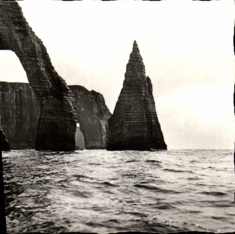 MODERN CARD Etretat Seen of the open sea the Gate D Downstream