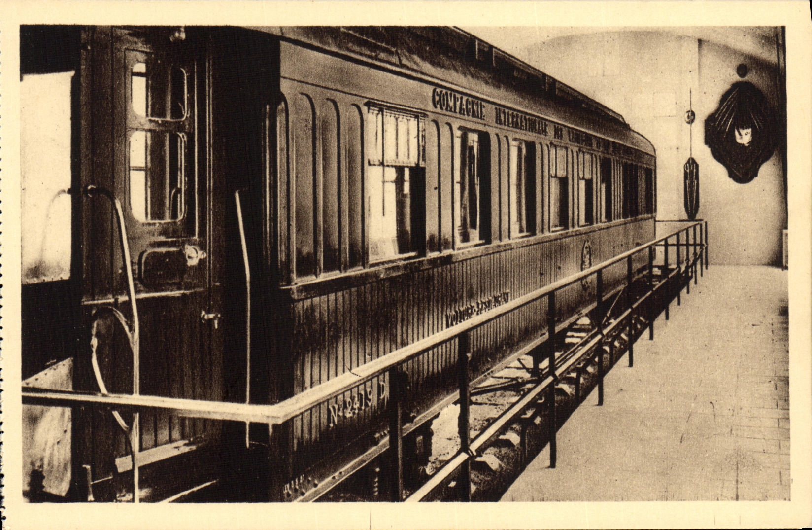 CPA Foret de Compiegne Clairiere de l Armistice Wagon du Marechal fouch dans lequel fut signe l armistice Militaria