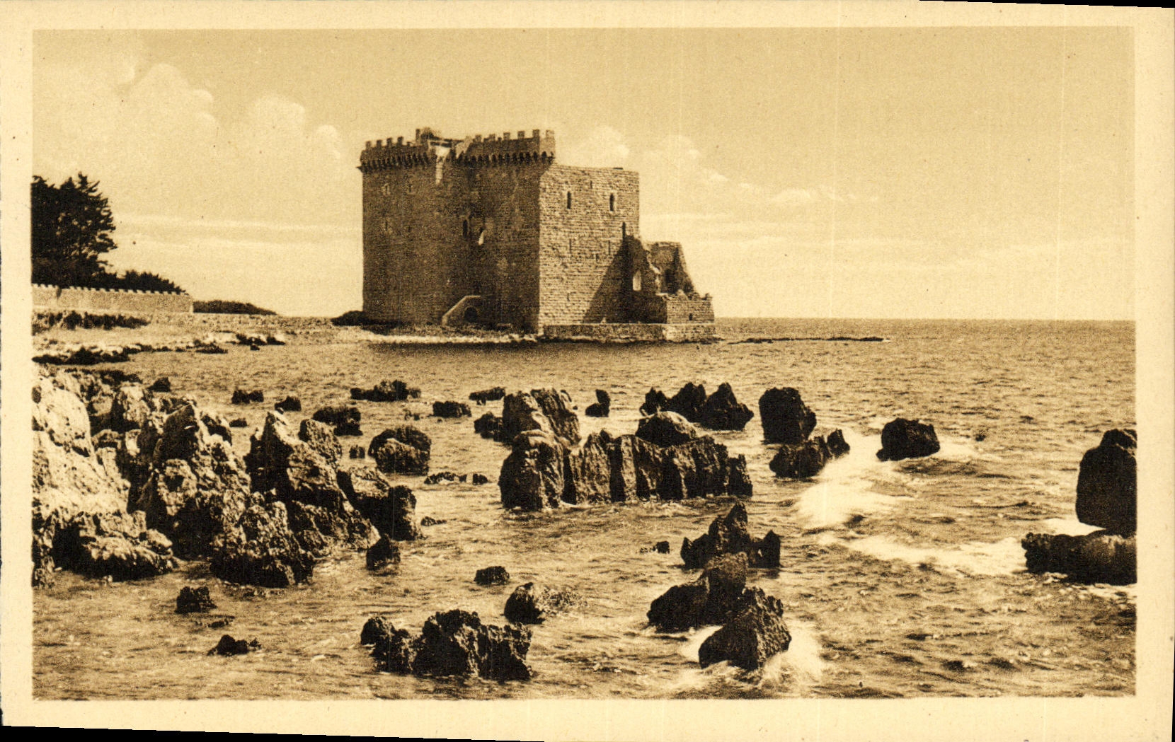 CPA Ile Saint Honorat Monastere fortifie et recifs