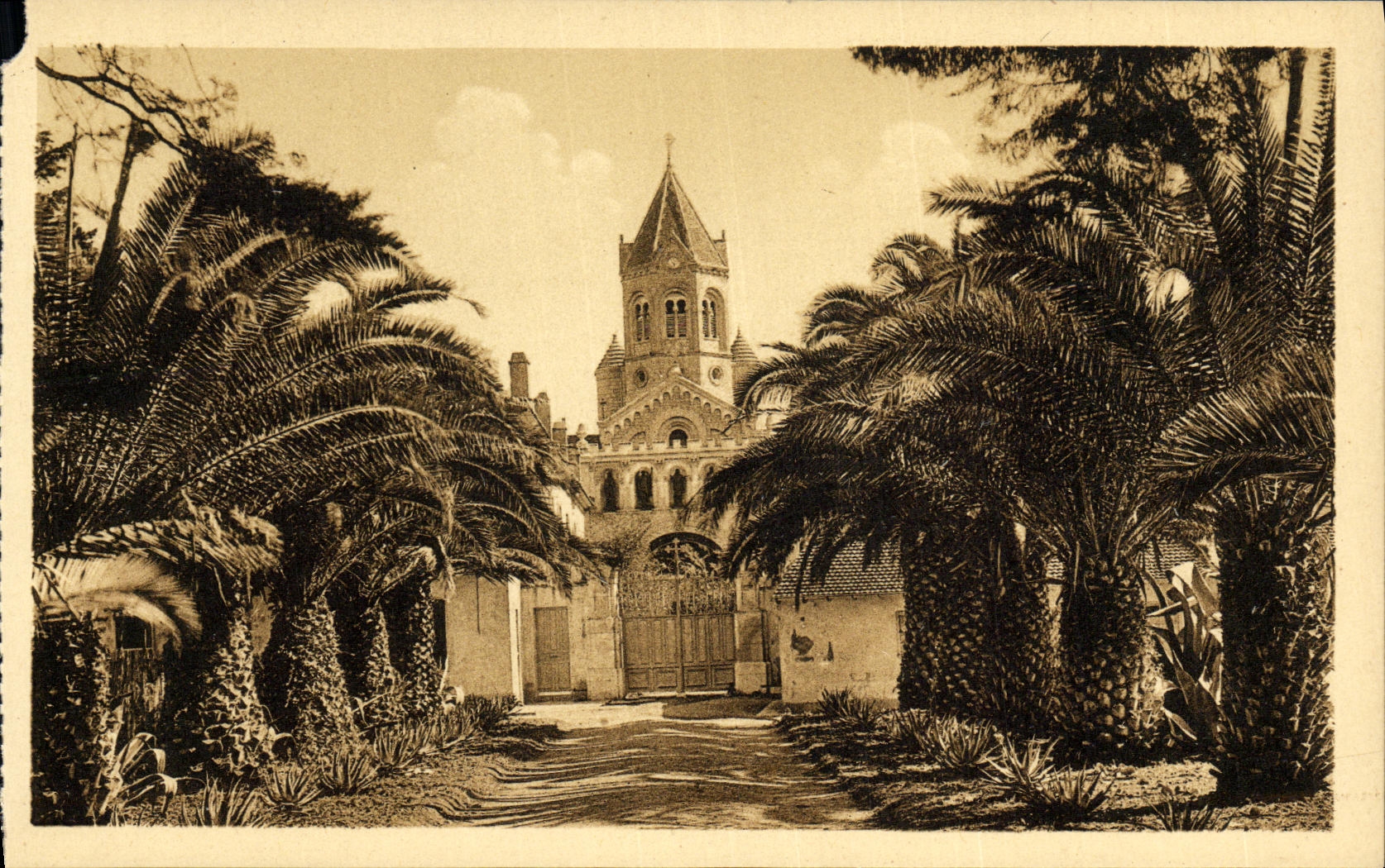 El monasterio de Honorat de la isla de la POSTAL de la VENDIMIA Saint entro del monasterio