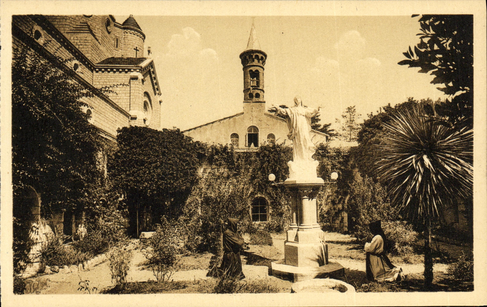 La POSTAL Ile de la VENDIMIA Saint honro el monasterio de Jadin con la virgen en el centro del claustro viejo