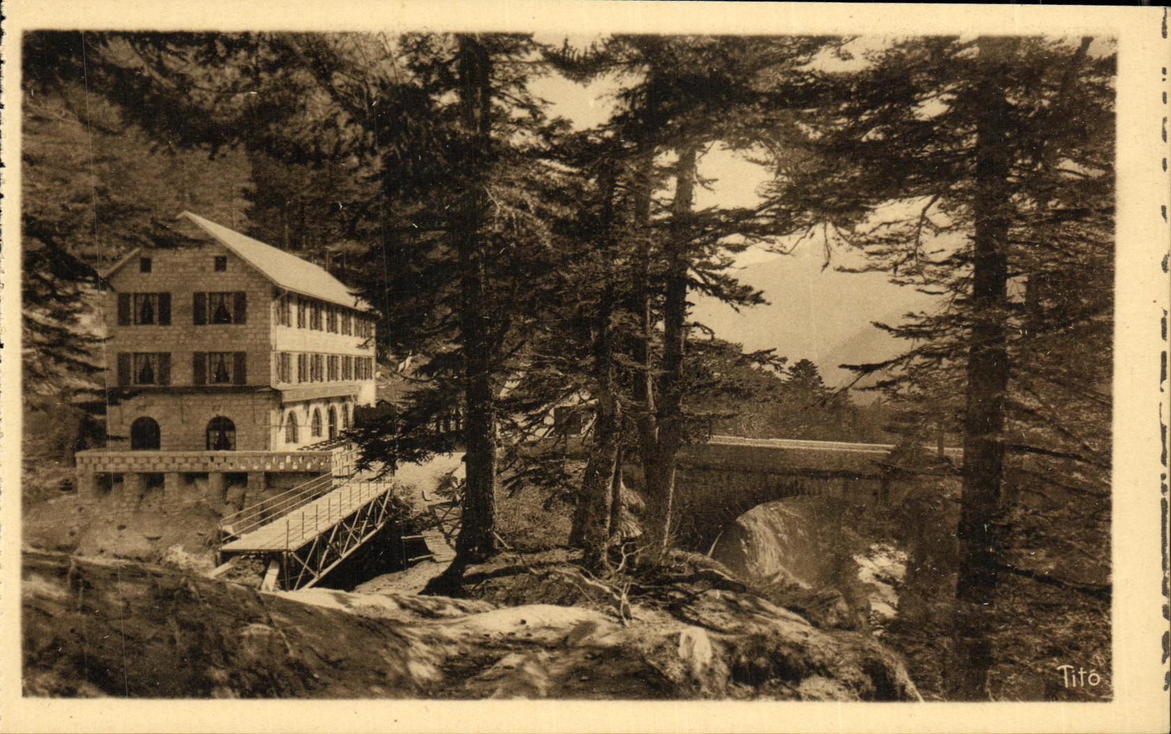VINTAGE POSTCARD Surroundings of Cauterets L hotel and the Bridge D Spain