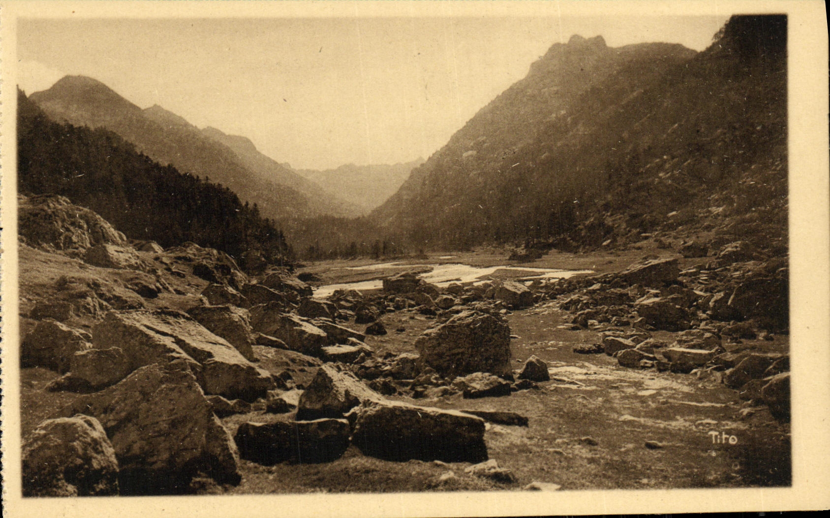 La manera de Cauterets de la POSTAL de la VENDIMIA de Marcadau considerada en el subterraneo del valle dio contra