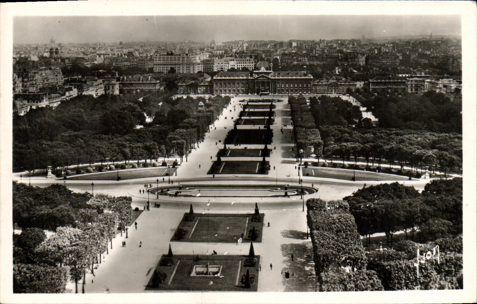 CPM Paris Les jardins du Champ de Mars et l Ecole Militaire