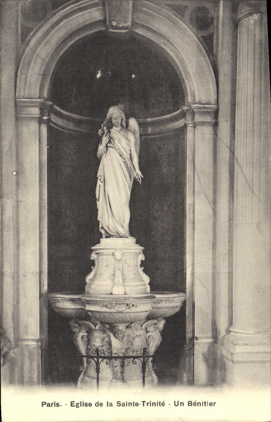 CPA Paris Eglise de la Sainte Trinite Un benitier