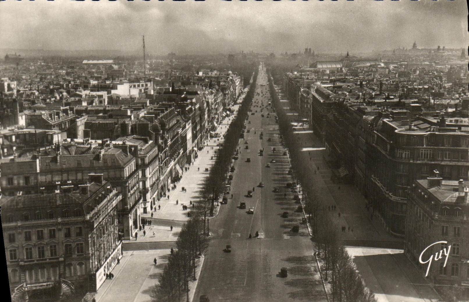 CPM Paris L Avenue des Champs Elysees vu de l arc de triomphe de l Etoile