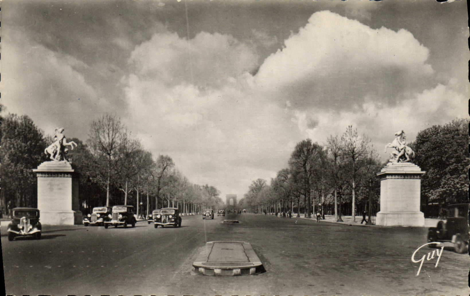 CPM Paris Chevaux de Marly Avenue des Champs Elysees