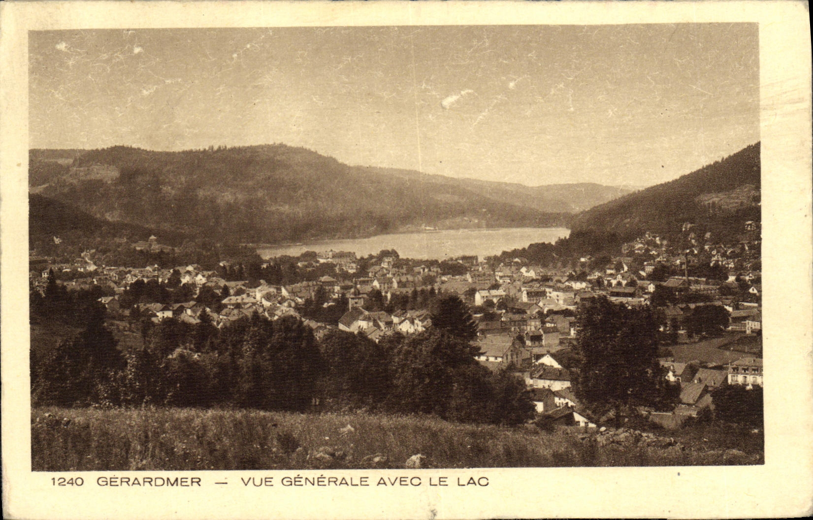 CPA Gerardmer Vue Generale Avec Le Lac