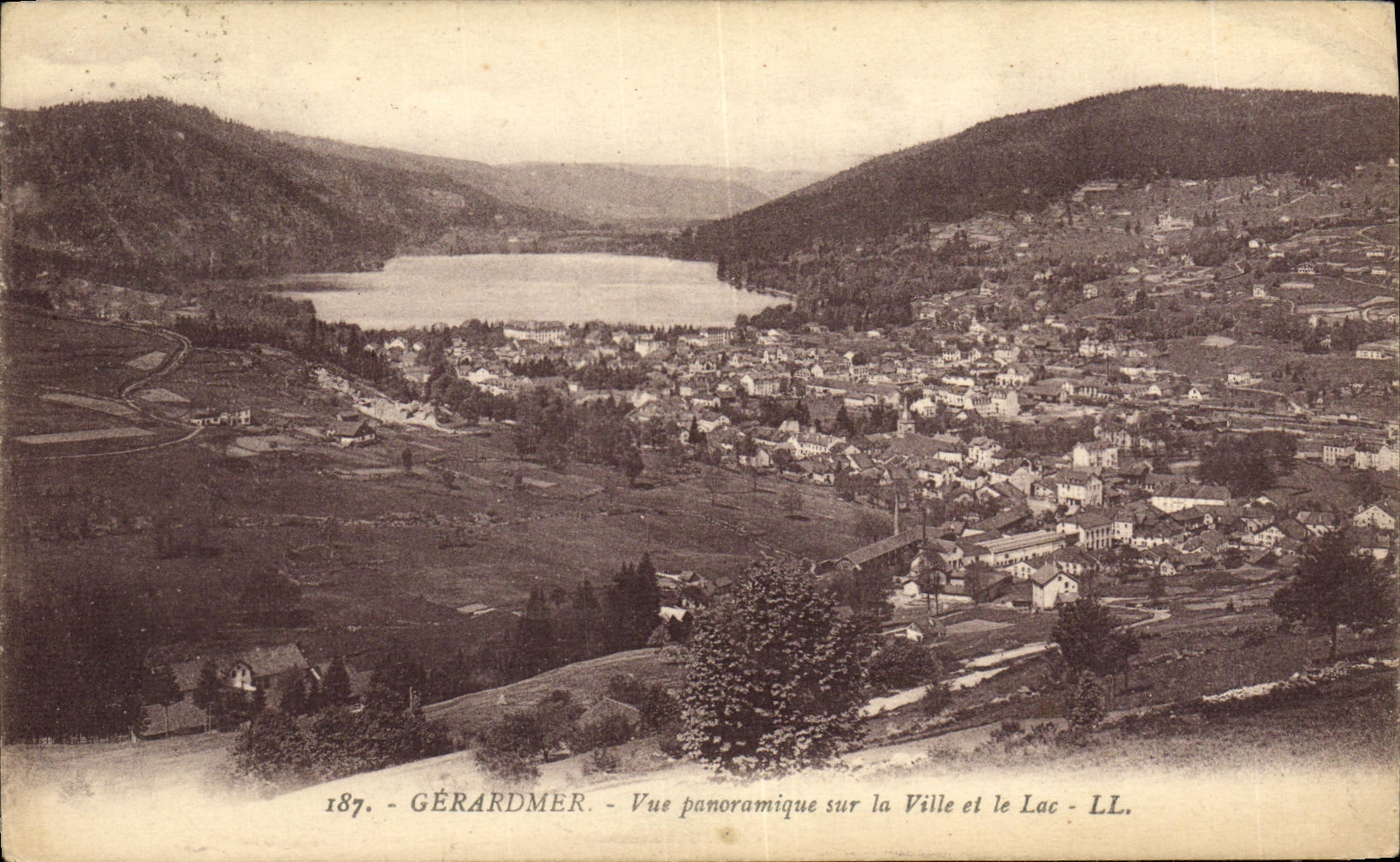 CPA Gerardmer Vue Panoramique sur la Ville et le Lac
