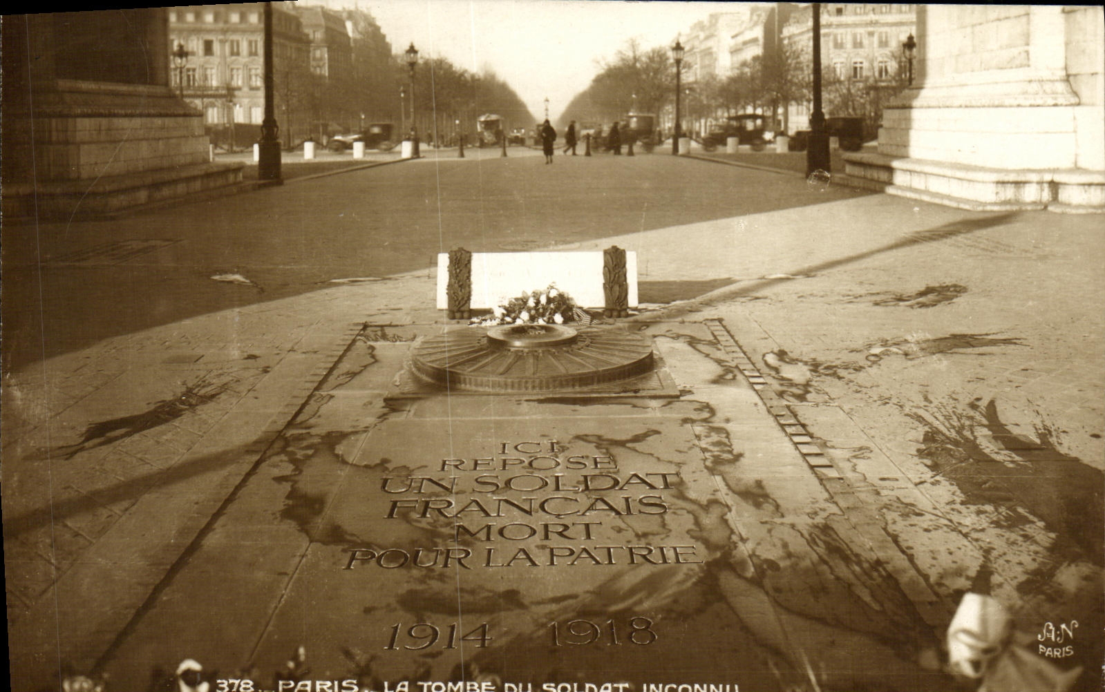 CPA Paris La tombe du soldat inconnu Militaria