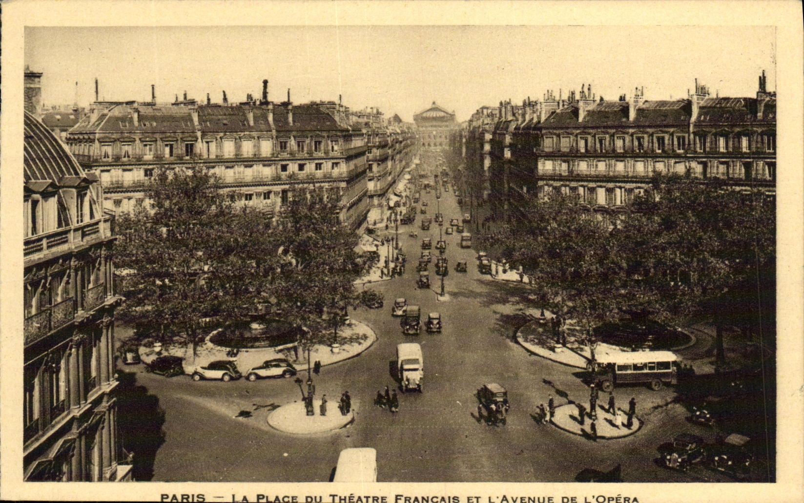 CPA Paris La Plage Du Theatre Francais Et l avenue de l opera