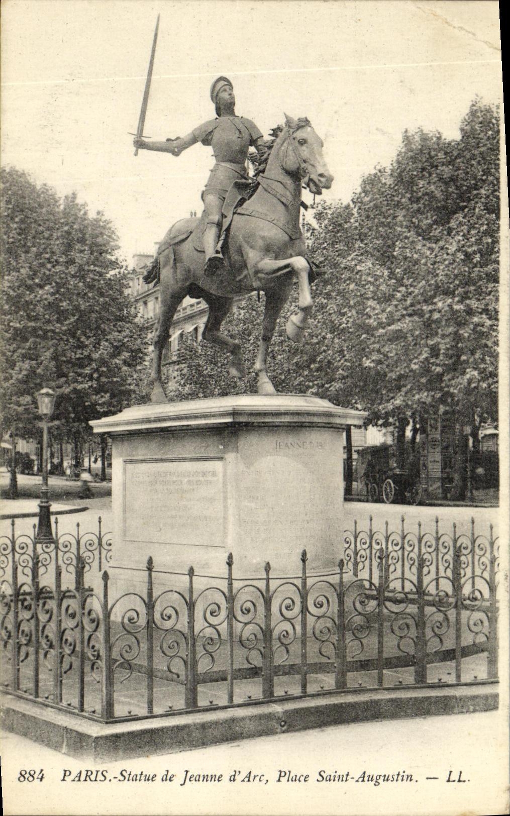 CPA Paris Statue de Jeanne d Arc Place Saint Augustin