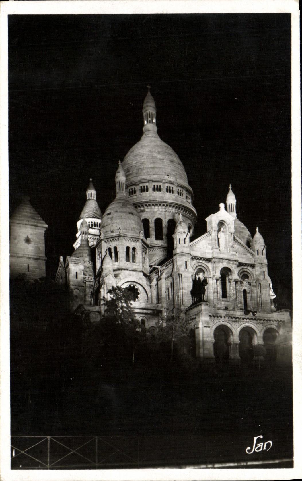 CPA Paris la Nuit La Basilique du Sacre Coeur illuminee