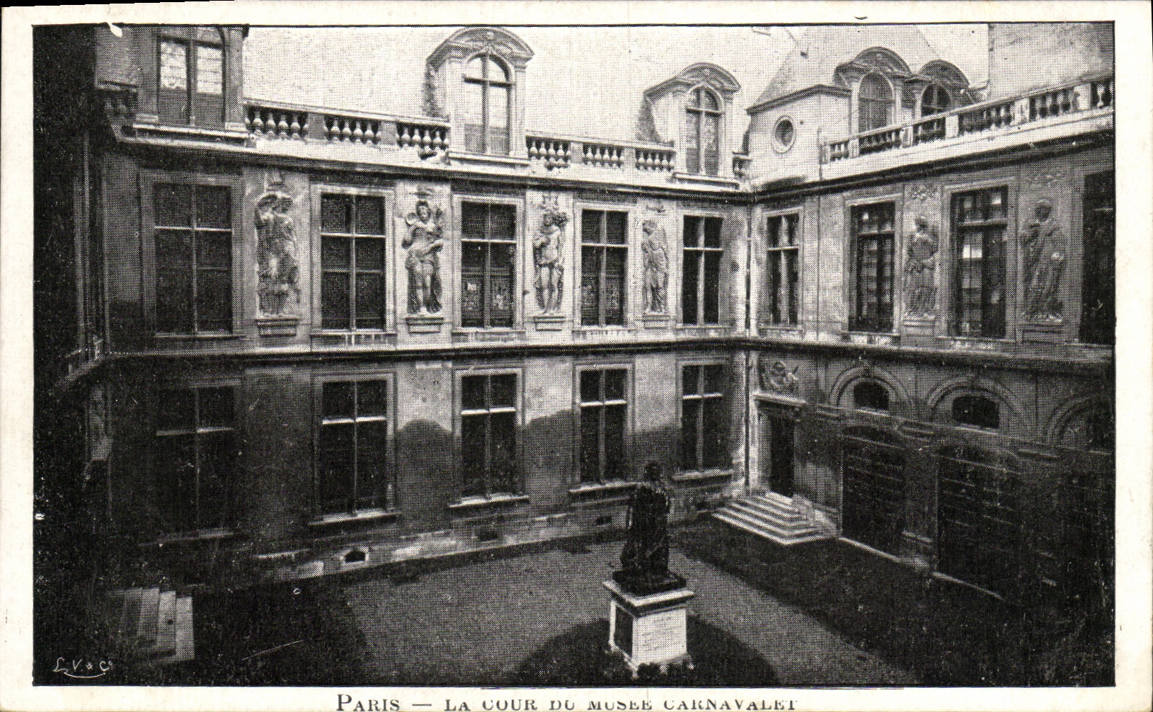 VINTAGE POSTCARD Paris Court of the Carnavalet Museum