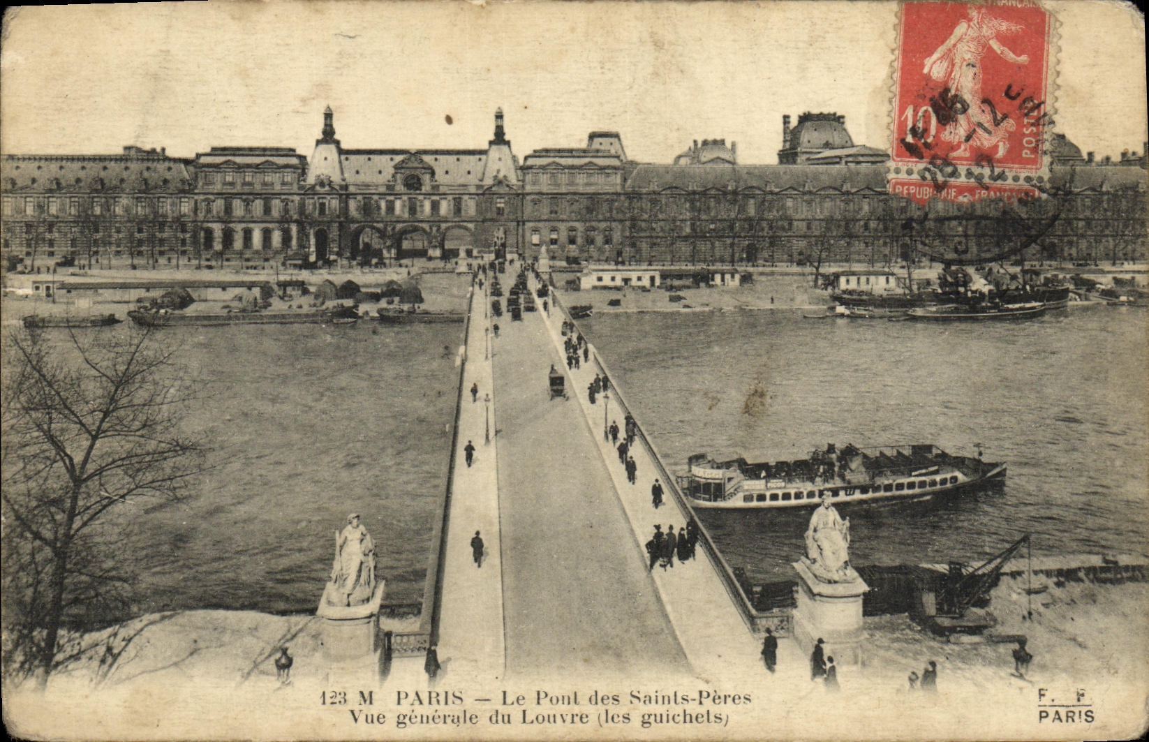 CPA Paris Le Pont des Saint Peres Vue generale du Louvre Les guichets